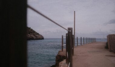 Weg mit Geländer entlang des Meeres auf Mallorca, aufgenommen von Marius Matuschzik, zeigt die Küstenlinie der Insel.