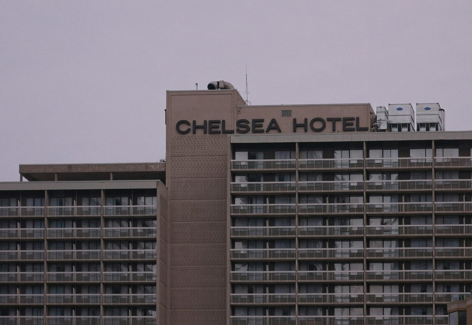 Gebäude mit einem Schild auf Mallorca, aufgenommen von Dickensian Street Urchin, zeigt typische Architektur der Insel.
