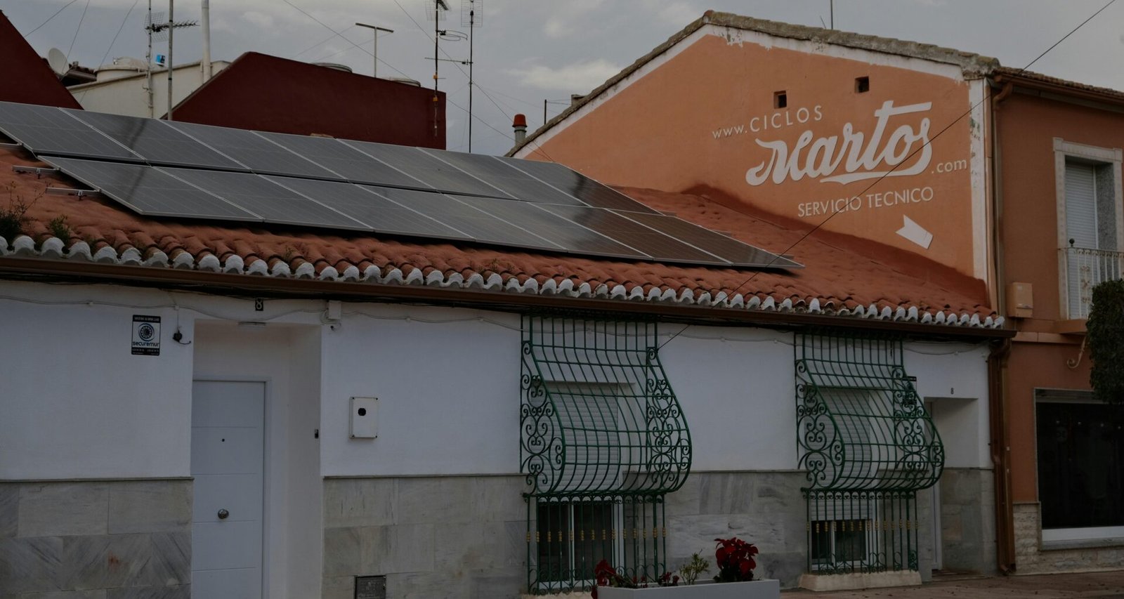 Gebäude auf Mallorca mit auf dem Dach installierten Solarpanelen, die nachhaltige Energie erzeugen