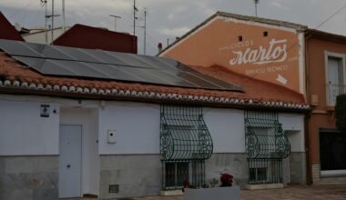 Gebäude auf Mallorca mit auf dem Dach installierten Solarpanelen, die nachhaltige Energie erzeugen