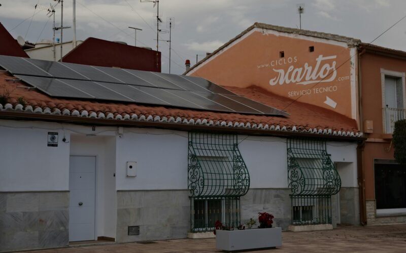 Gebäude auf Mallorca mit auf dem Dach installierten Solarpanelen, die nachhaltige Energie erzeugen