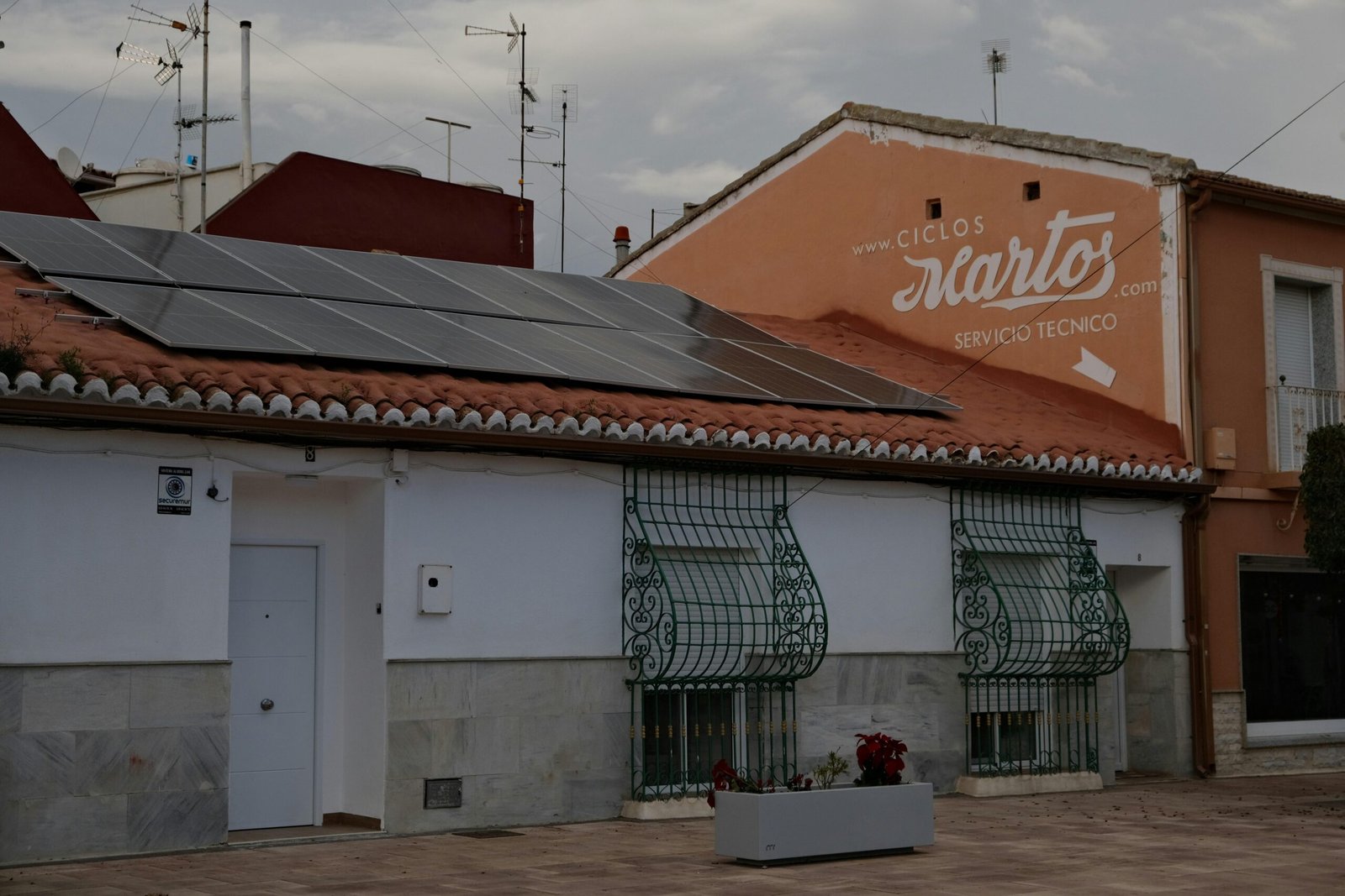 Gebäude mit Solaranlage auf Mallorca, aufgenommen von Lisette Harzing
