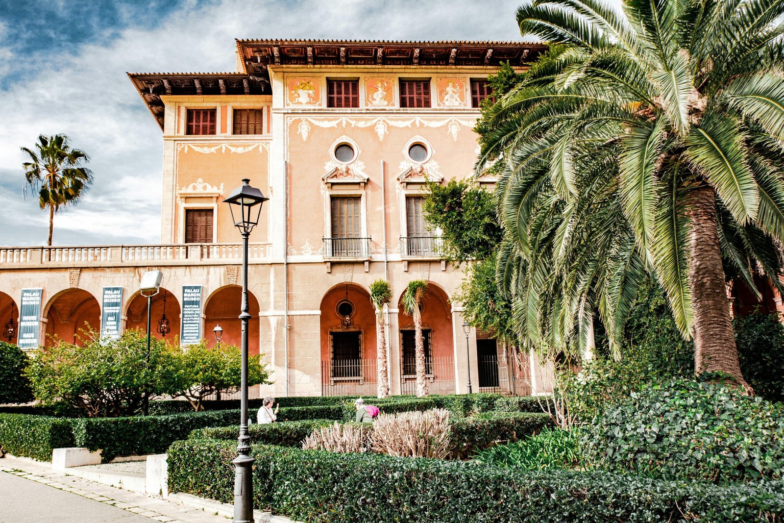 Gebäude auf Mallorca mit Palmen im Vordergrund, fotografiert von Lucas Derksen
