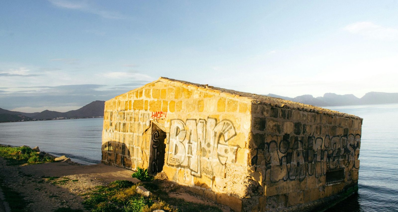 Gebäude mit Graffiti an der Wasserfront auf Mallorca, fotografiert von Felipe