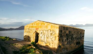 Gebäude mit Graffiti an der Wasserfront auf Mallorca, fotografiert von Felipe