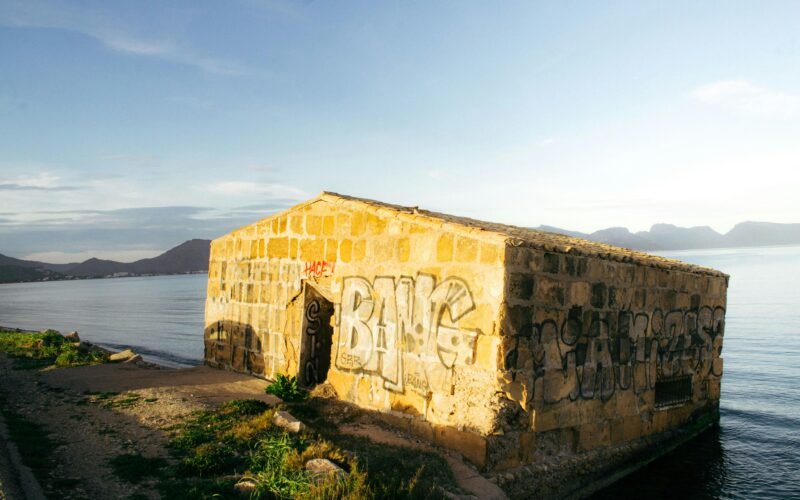Gebäude mit Graffiti an der Wasserfront auf Mallorca, fotografiert von Felipe