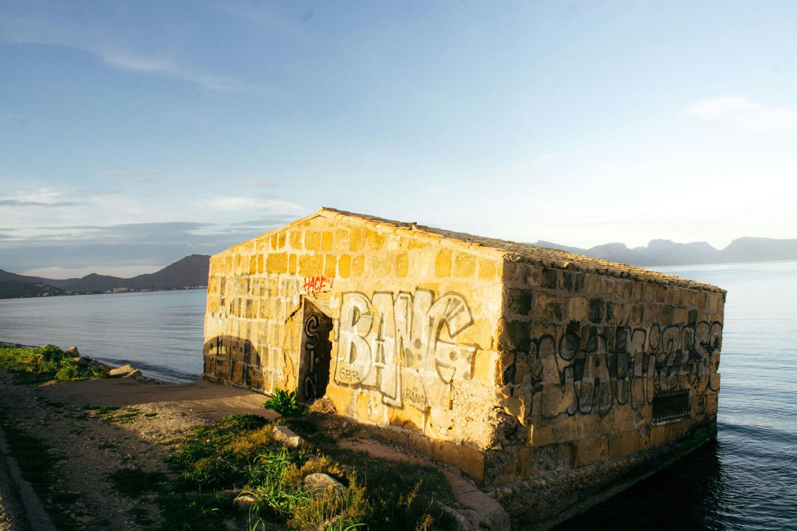 Gebäude mit Graffiti an der Wasserfront auf Mallorca, fotografiert von Felipe