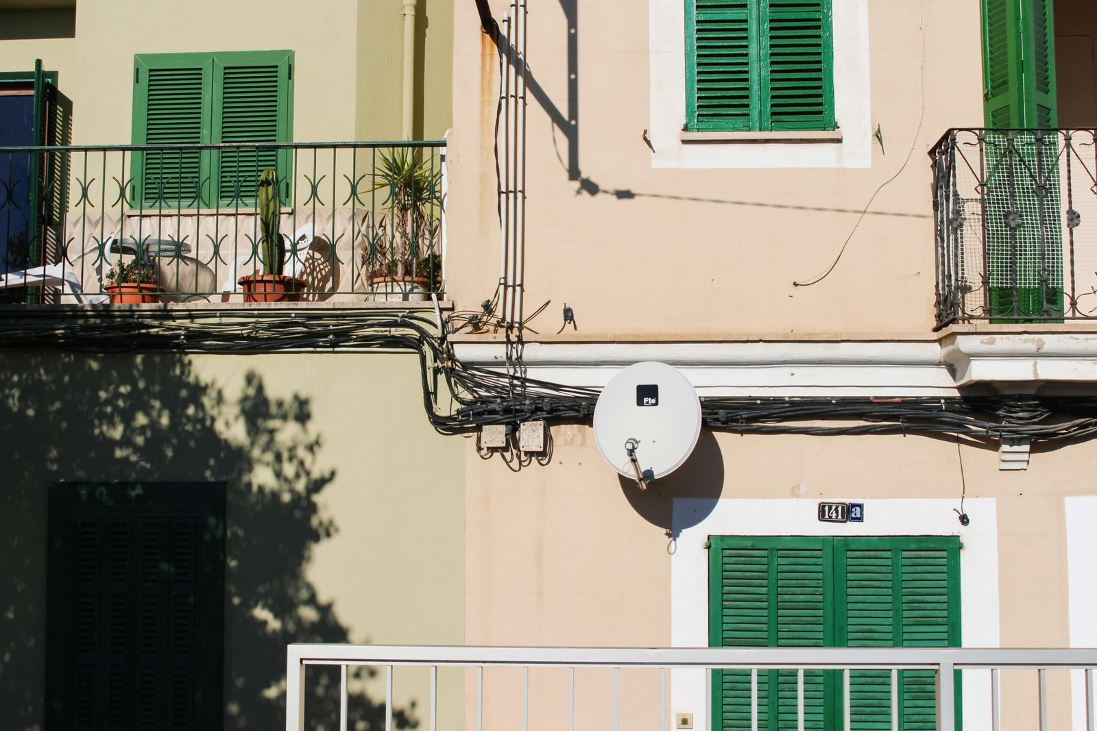Gebäude mit grünen Fensterläden auf Mallorca, fotografiert von Behnaz, zeigt die authentische mediterrane Bauweise.