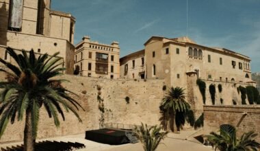 Gebäude mit Palmen vor der Fassade auf Mallorca, fotografiert von Felix