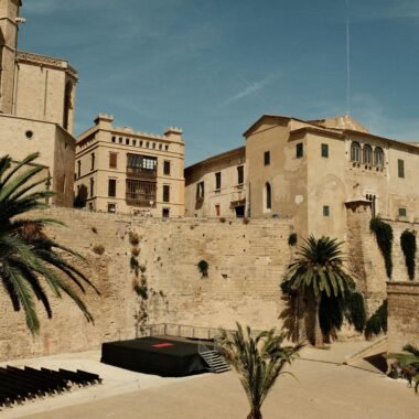 Gebäude mit Palmen vor der Fassade auf Mallorca, fotografiert von Felix