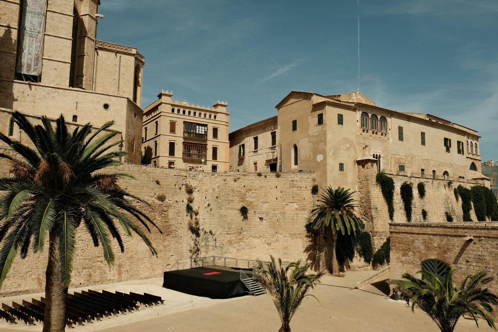 Gebäude mit Palmen vor auf Mallorca, aufgenommen von Felix, zeigt mediterrane Architektur und tropisches Ambiente