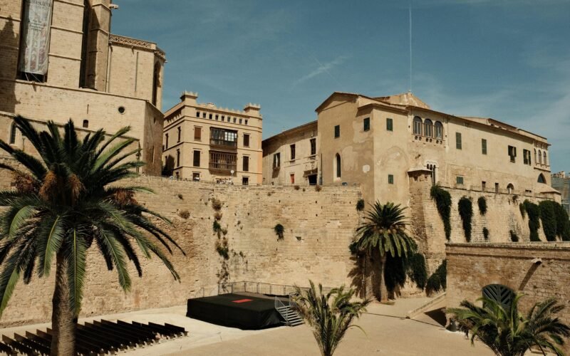 Gebäude mit Palmen vor der Fassade auf Mallorca, aufgenommen von Felix