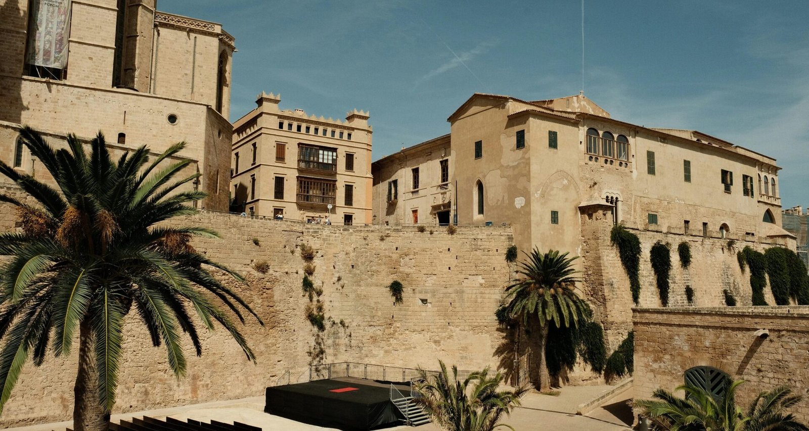 Gebäude mit Palmen vor der Fassade auf Mallorca, aufgenommen von Felix