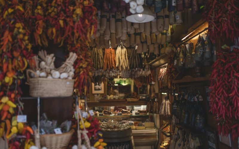 Ein Laden auf Mallorca gefüllt mit einer Vielzahl verschiedener Gegenstände, fotografiert von Monika Guzikowska.