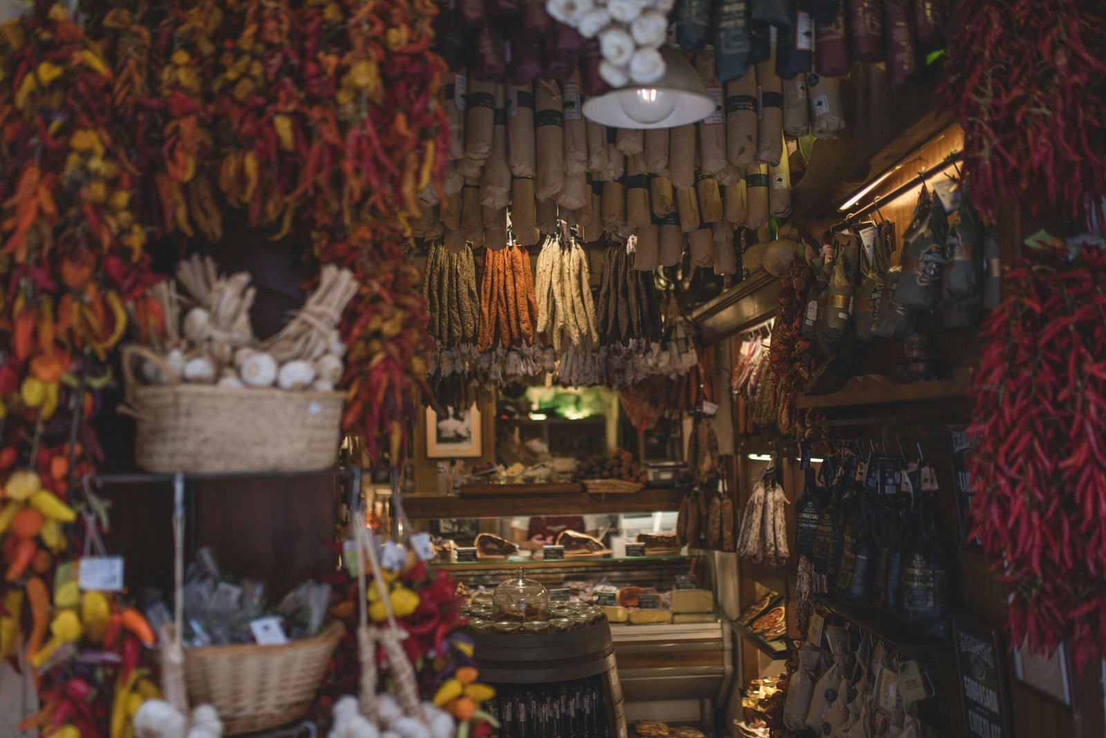 Ein Laden auf Mallorca gefüllt mit verschiedenen Artikeln und Waren, fotografiert von Monika Guzikowska.