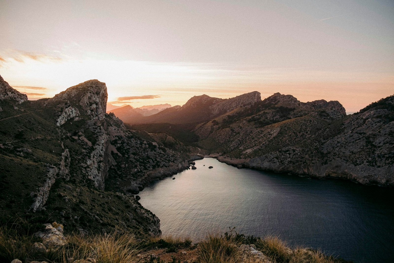 Ein Gewässer mit Bergen im Hintergrund auf Mallorca, aufgenommen von Colin + Meg