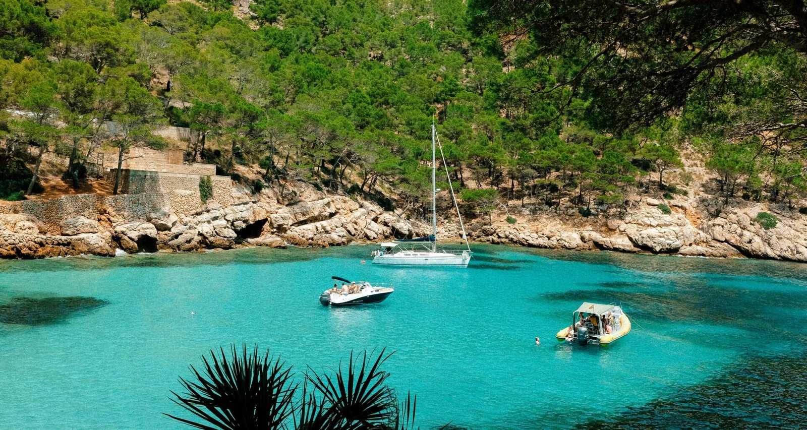 Blick auf das Wasser mit mehreren Booten, die auf Mallorca treiben, aufgenommen von Luke Moss.