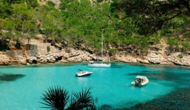 Blick auf das Wasser mit mehreren Booten, die auf Mallorca treiben, aufgenommen von Luke Moss.