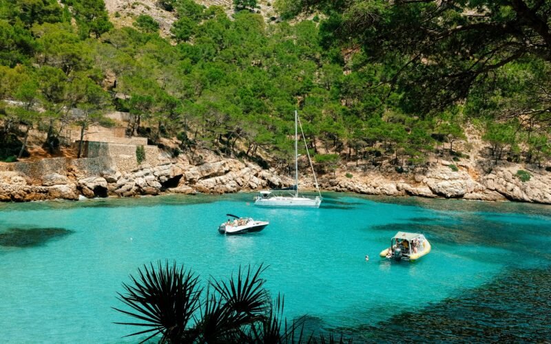 Blick auf das Wasser mit mehreren Booten, die auf Mallorca treiben, aufgenommen von Luke Moss.