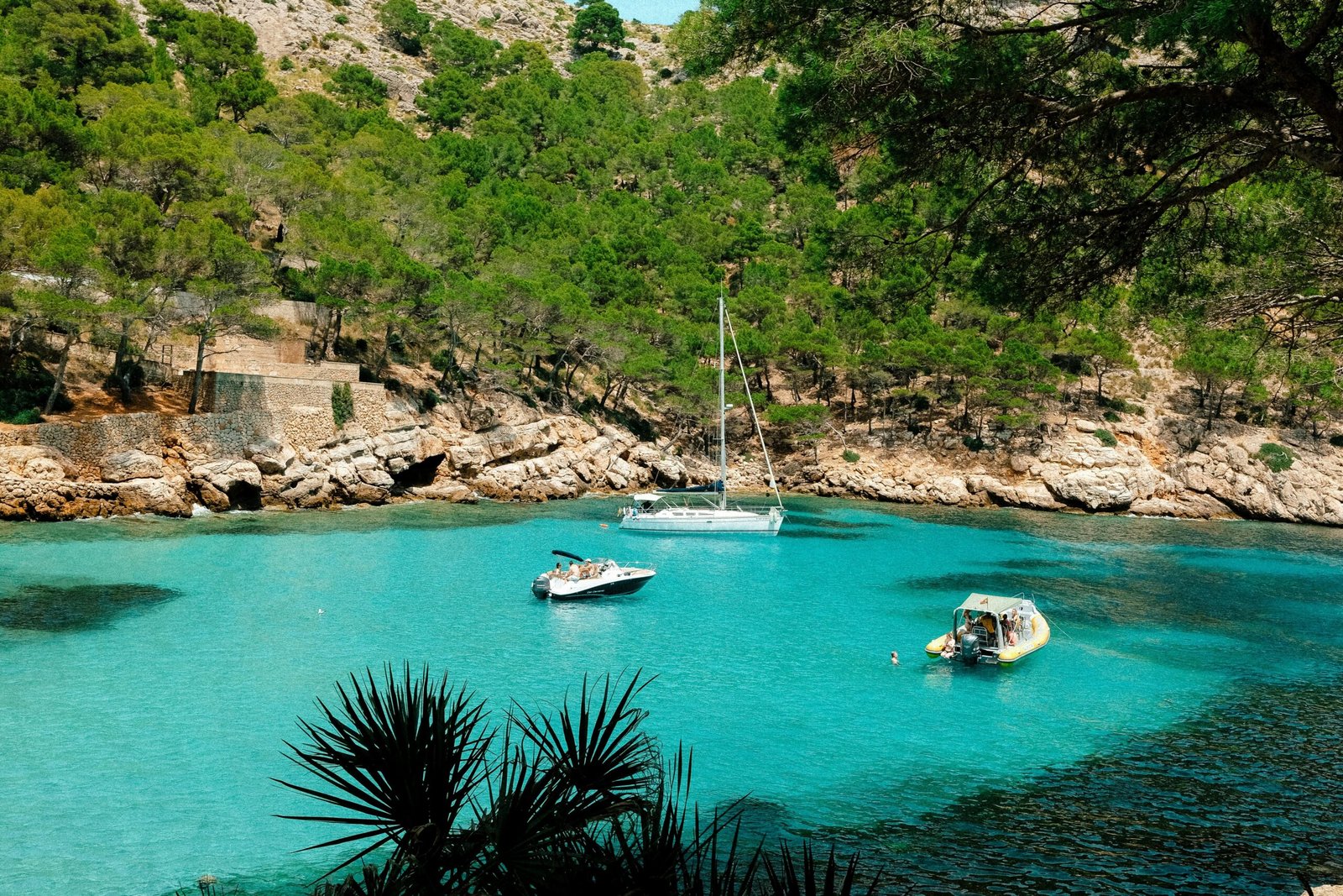 Blick auf das Wasser mit mehreren Booten, die auf Mallorca treiben, aufgenommen von Luke Moss.