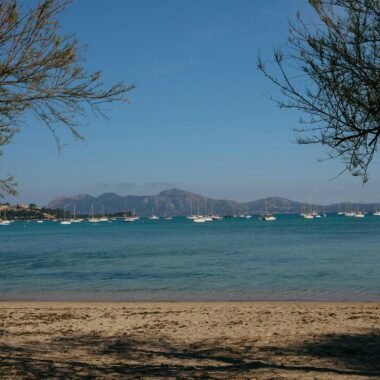 Blick auf Wasser mit Booten in der Ferne auf Mallorca, aufgenommen von Konstantin Chemeris
