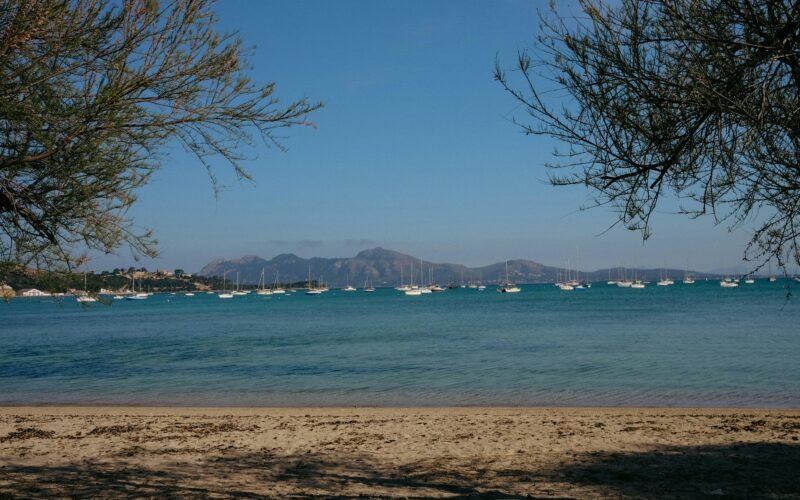 Blick auf Wasser mit Booten in der Ferne auf Mallorca, aufgenommen von Konstantin Chemeris