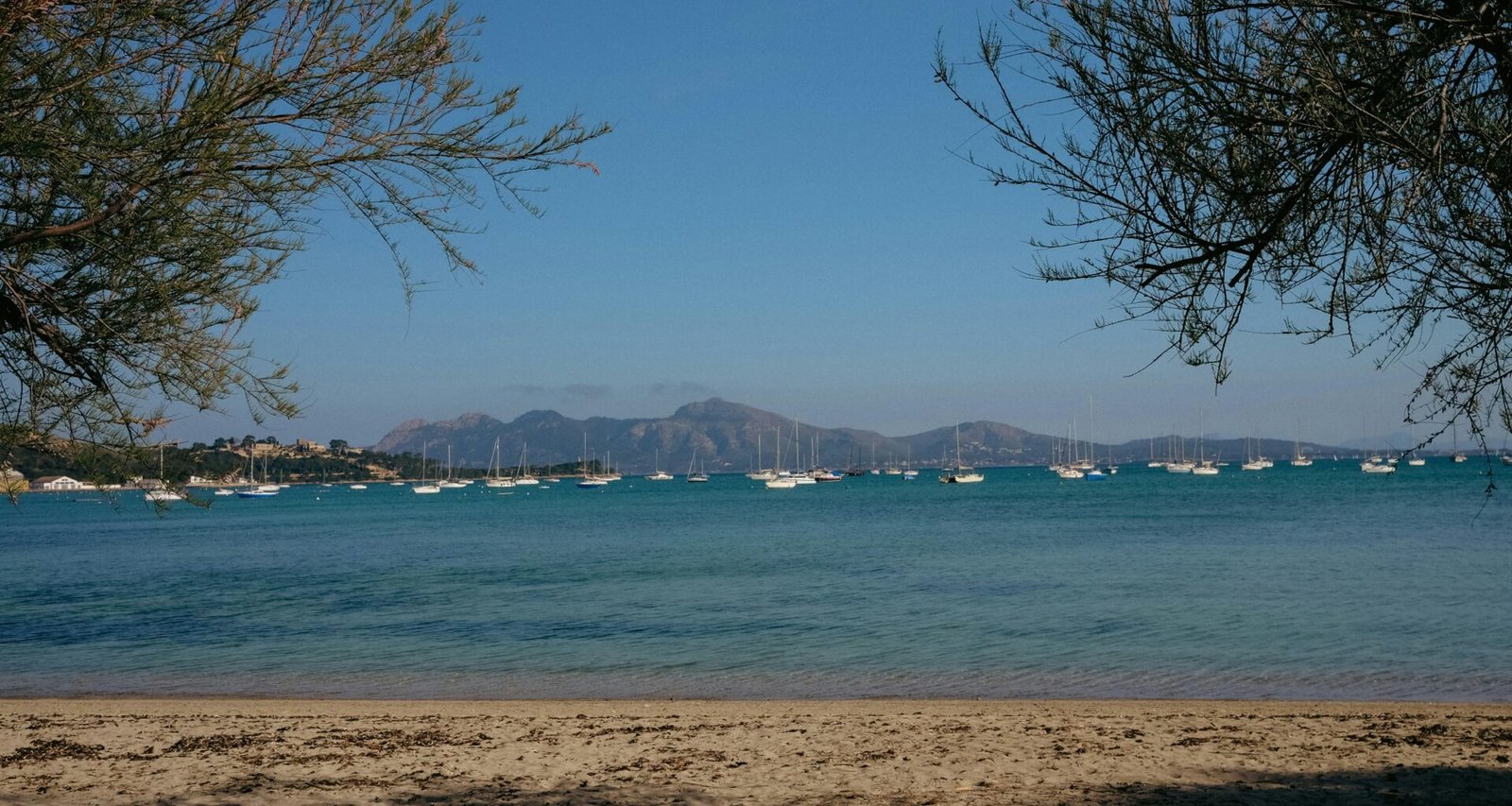 Blick auf ein Wasser mit Booten in der Ferne auf Mallorca, aufgenommen von Konstantin Chemeris