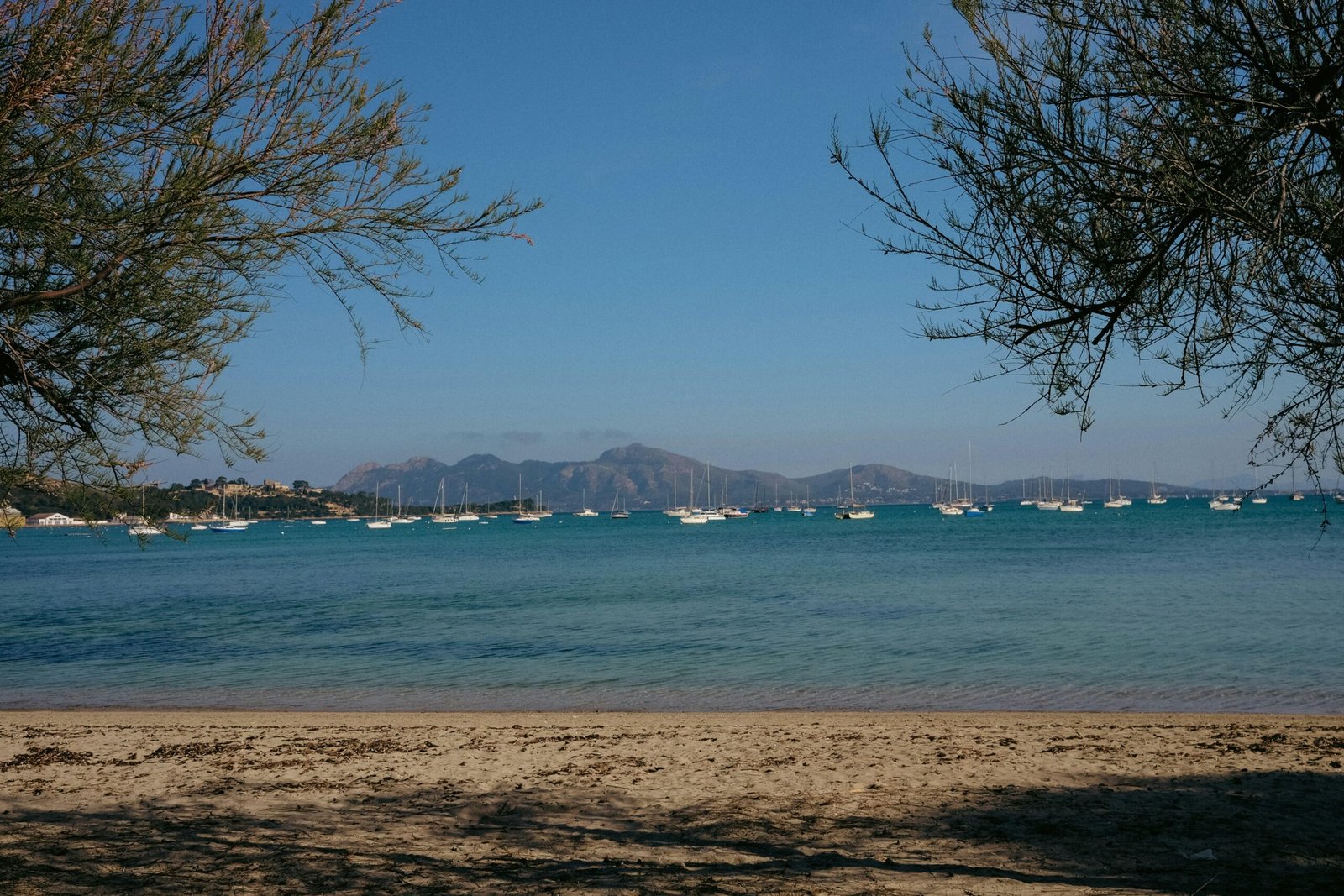 Blick auf das Wasser mit Booten in der Ferne auf Mallorca, aufgenommen von Konstantin Chemeris