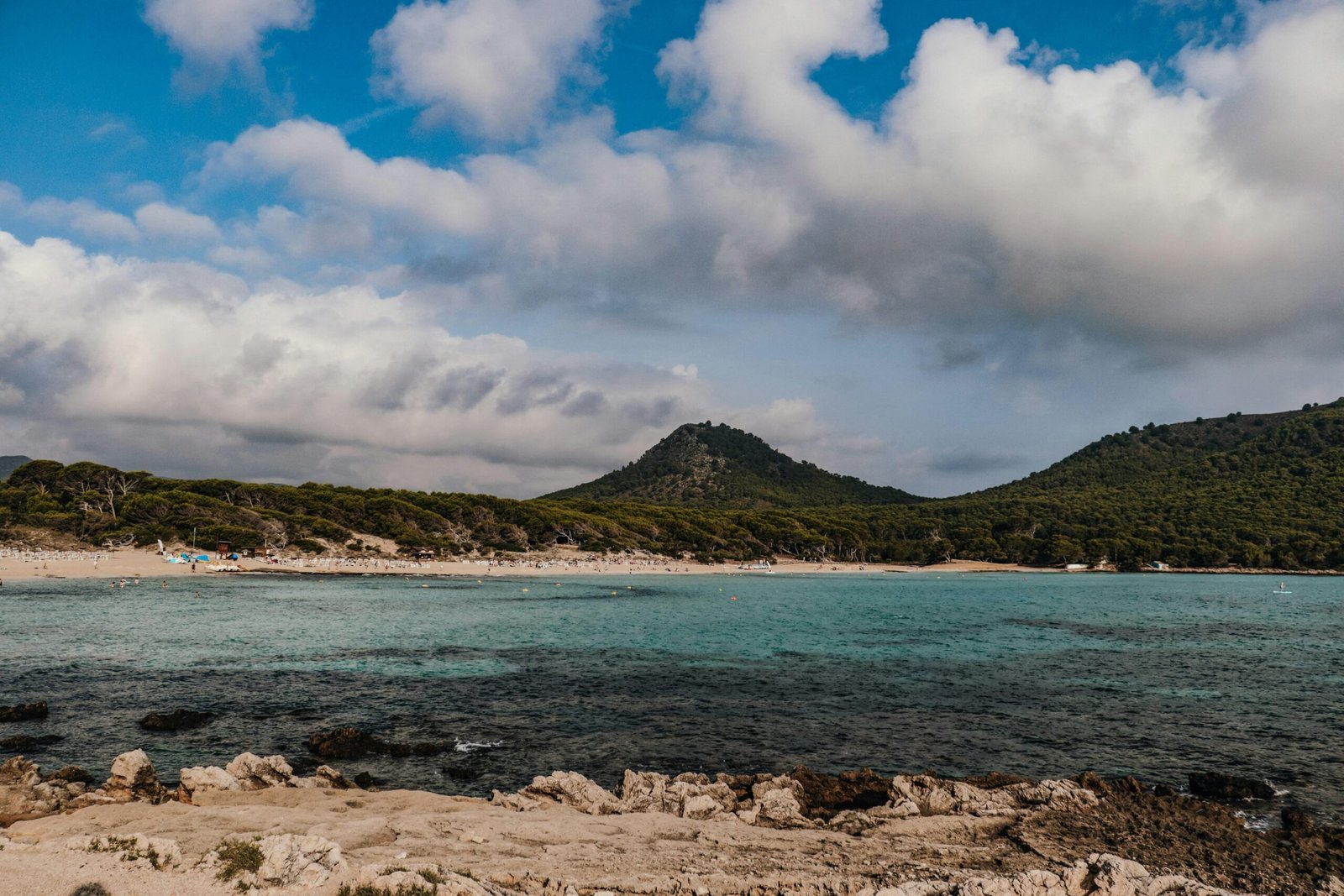 Ein Gewässer mit Berg im Hintergrund auf Mallorca, aufgenommen von Anna, zeigt die natürliche Schönheit der Insel.