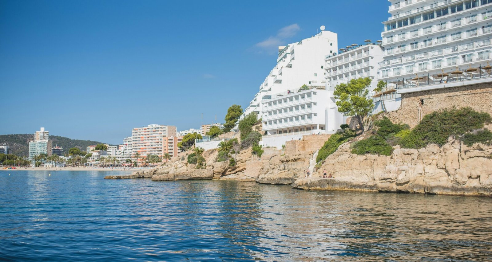 Wasser mit Gebäuden auf Mallorca, aufgenommen von Monika Guzikowska, zeigt die Küstenarchitektur und das Gewässer der Insel