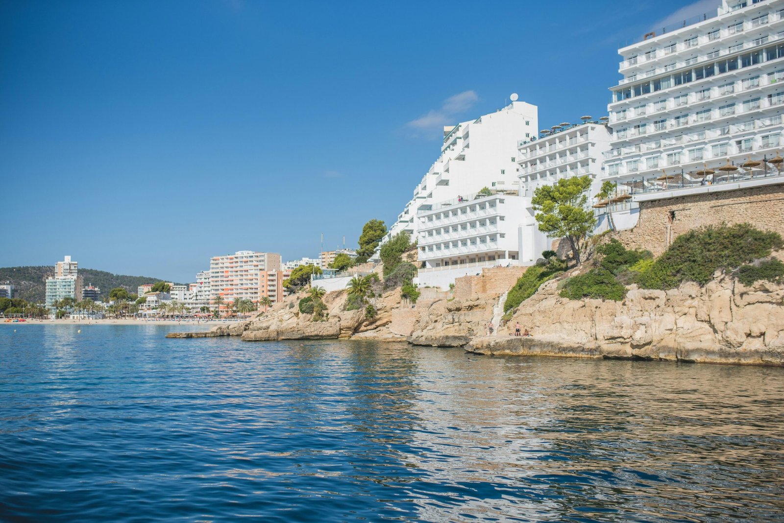 Wasser mit Gebäuden auf Mallorca, aufgenommen von Monika Guzikowska, zeigt die Küstenarchitektur und das Gewässer der Insel
