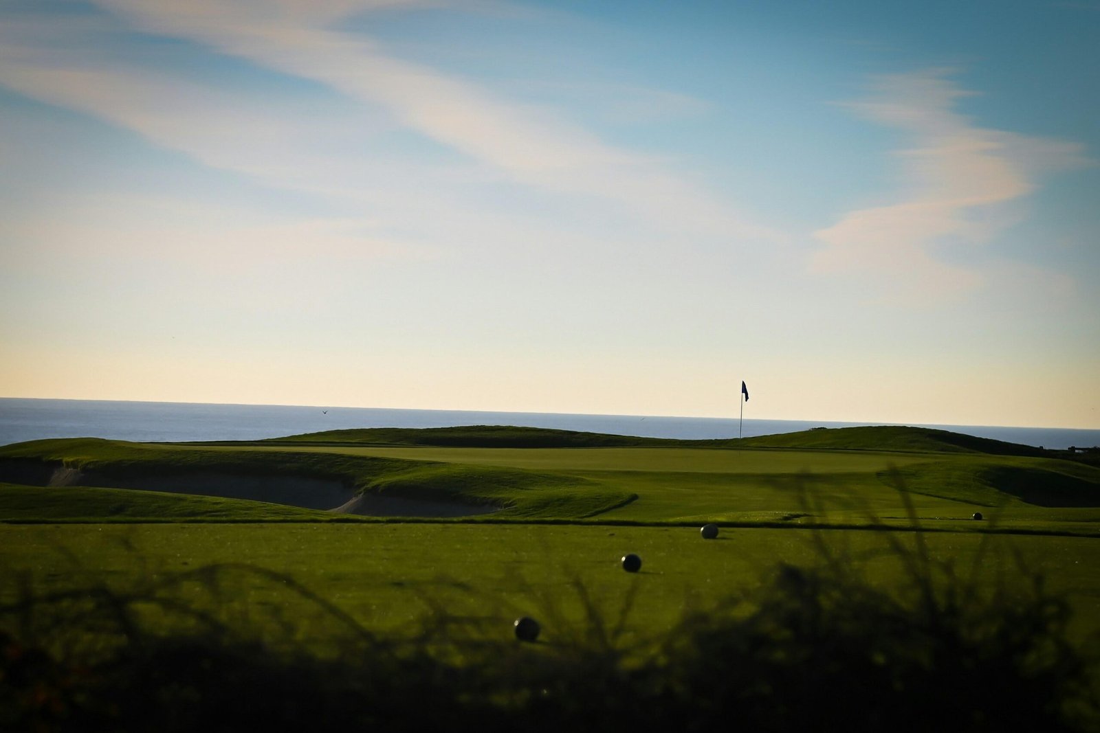 Golfplatz auf Mallorca mit Blick auf den Ozean, aufgenommen von Cristina Glebova