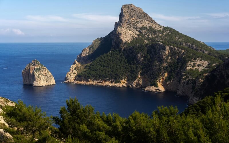 Großer Felsen inmitten eines Wasserbeckens auf Mallorca, fotografiert von Mariya, zeigt die ruhige Wasserlandschaft.