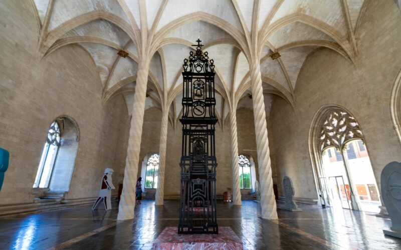 Großer Raum mit einer Uhr an der Wand, aufgenommen von David Vives auf Mallorca.