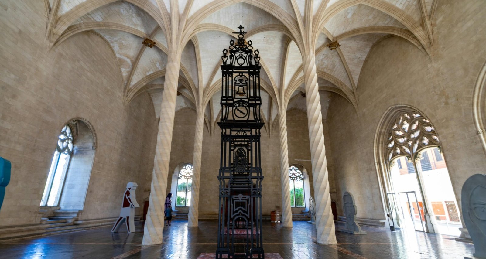 Großer Raum mit einer Uhr an der Wand, fotografiert von David Vives auf Mallorca