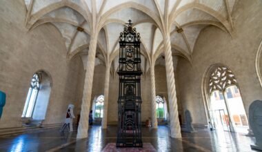 Großer Raum mit einer Uhr an der Wand, fotografiert von David Vives auf Mallorca