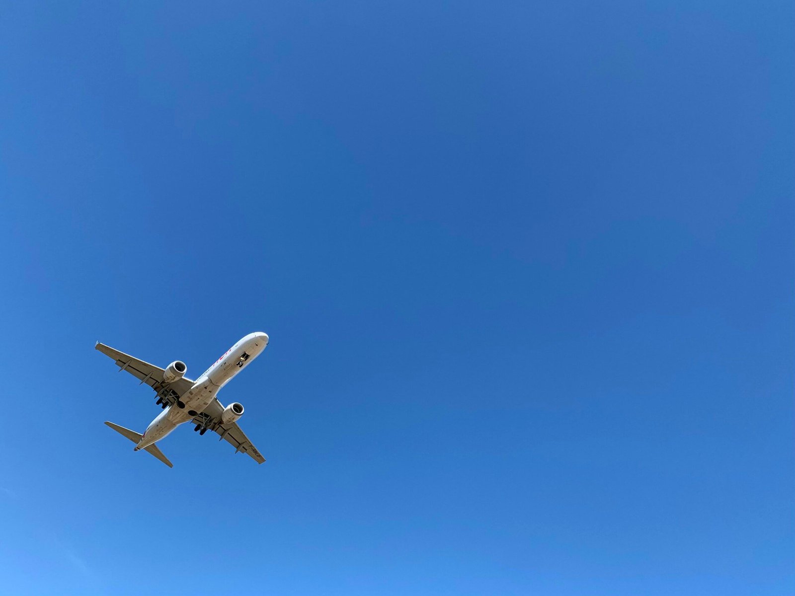 Großer Jetliner fliegt durch den blauen Himmel auf Mallorca, aufgenommen von Javier Sepulveda Pascual