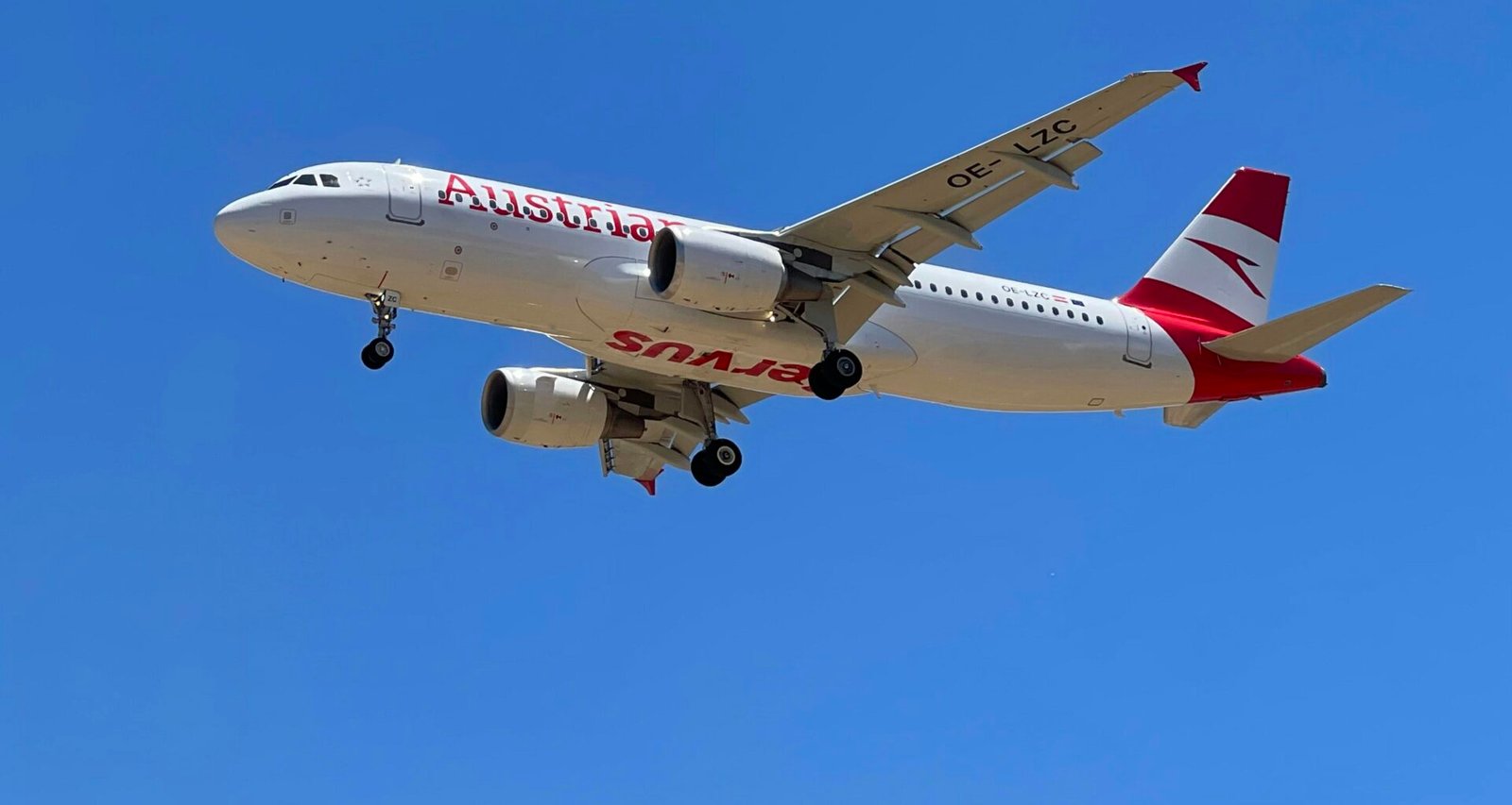 Großes Flugzeug fliegt in den Himmel auf Mallorca, aufgenommen von John Cameron.