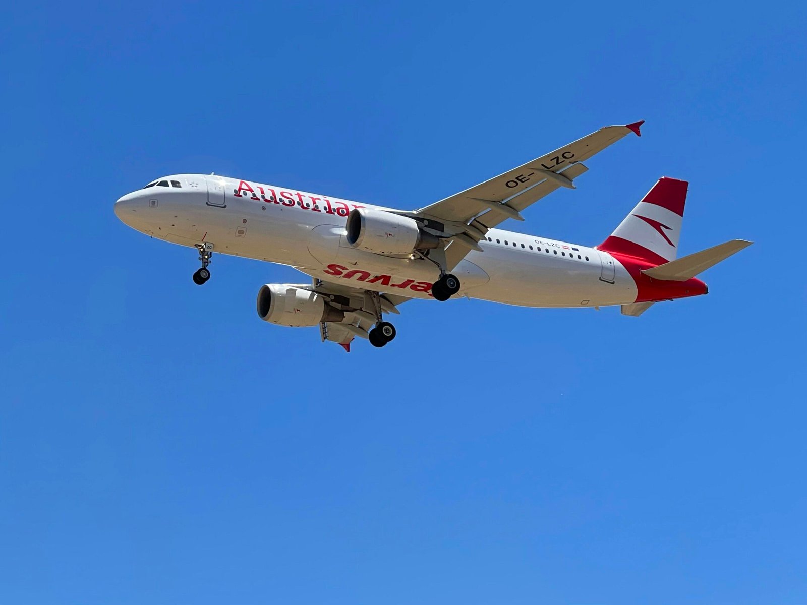 Großes Flugzeug fliegt in den Himmel auf Mallorca, aufgenommen von John Cameron.