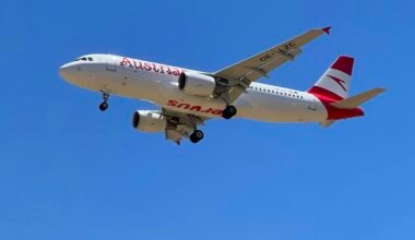 Großes Flugzeug fliegt am Himmel auf Mallorca, aufgenommen von John Cameron