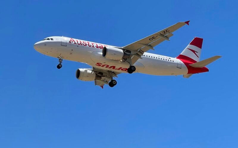 Großes Flugzeug fliegt am Himmel auf Mallorca, aufgenommen von John Cameron