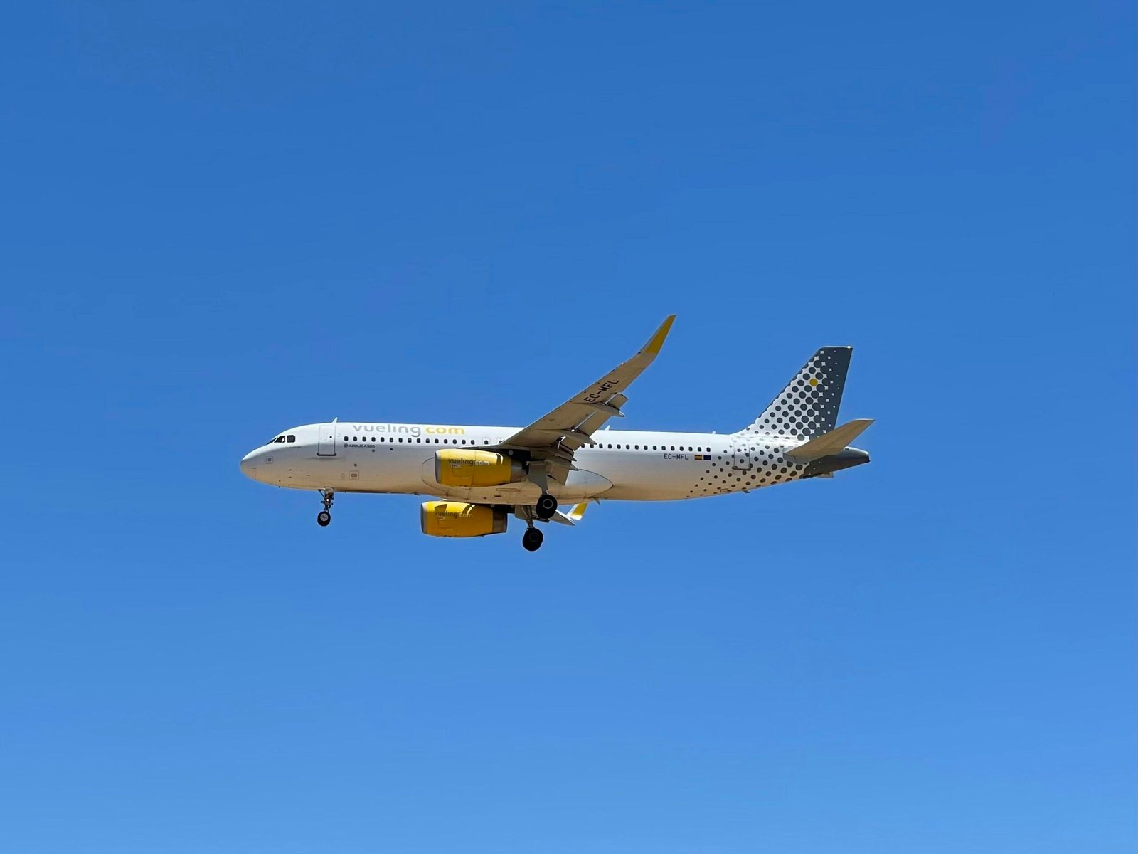 Ein großes Flugzeug fliegt durch die Luft auf Mallorca, aufgenommen von John Cameron.