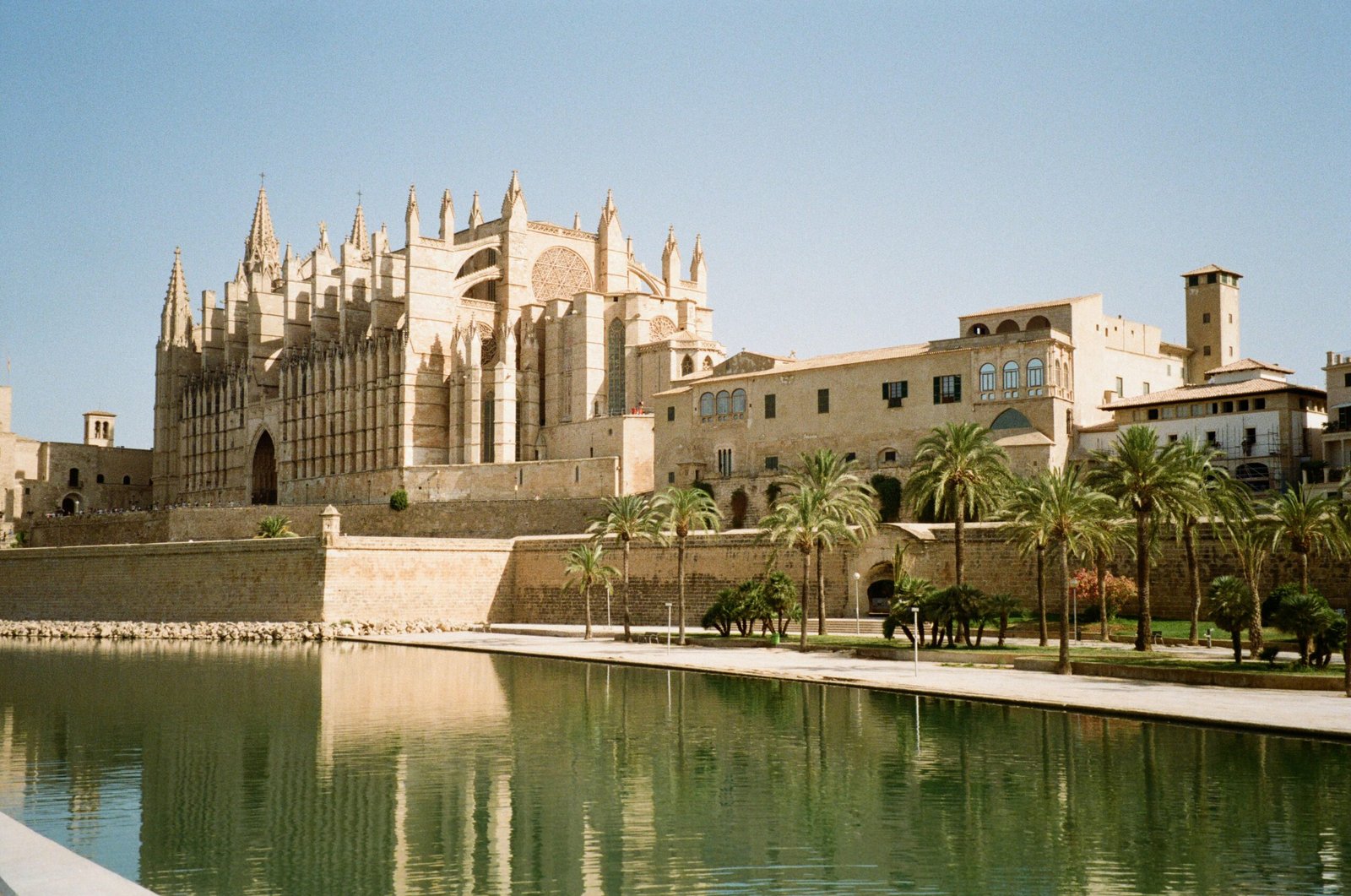 Großes Gebäude am Ufer eines Gewässers auf Mallorca, aufgenommen von Emily Barnett