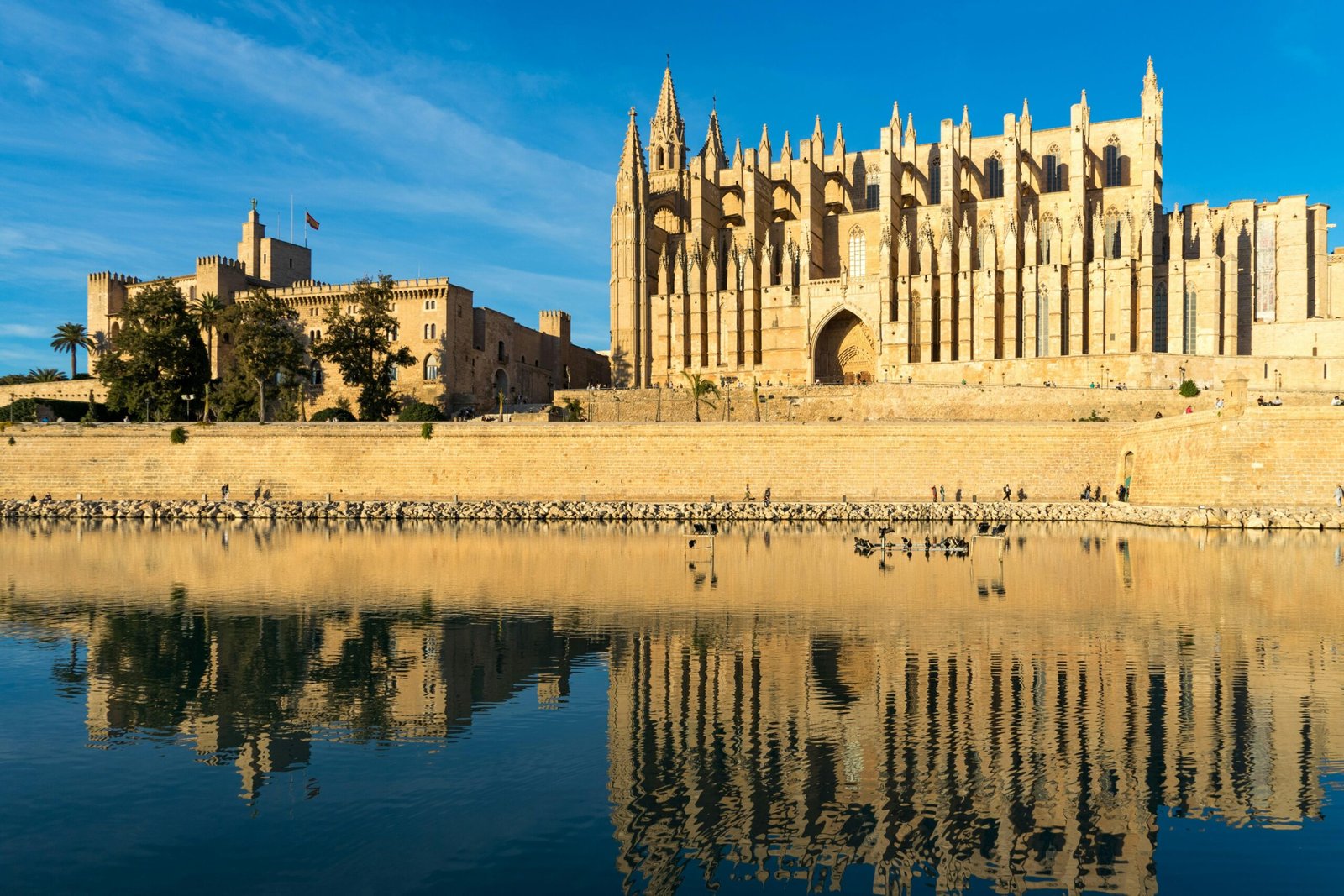 Großes Gebäude neben einem Wasserbecken auf Mallorca, fotografiert von David Vives