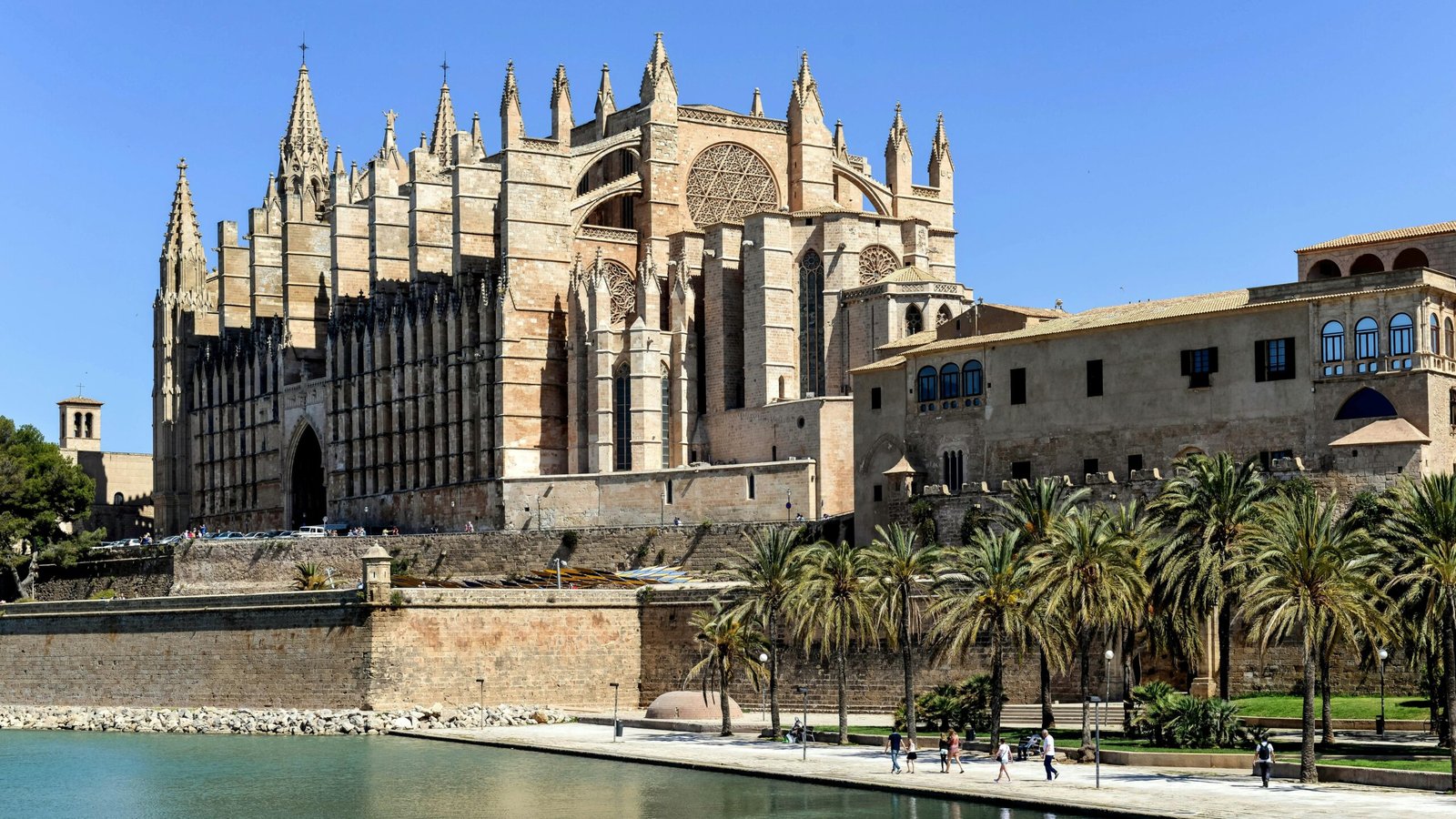 Großes Gebäude am Wasser auf Mallorca, aufgenommen von Wolfgang Weiser
