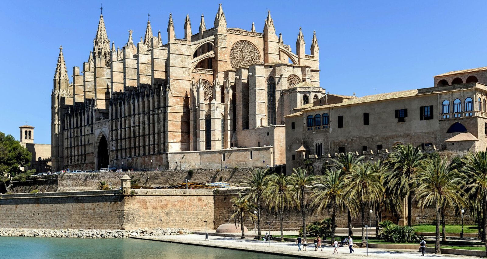 Großes Gebäude neben Wasser auf Mallorca, fotografiert von Wolfgang Weiser