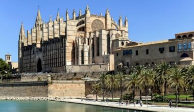 Großes Gebäude neben Wasser auf Mallorca, fotografiert von Wolfgang Weiser
