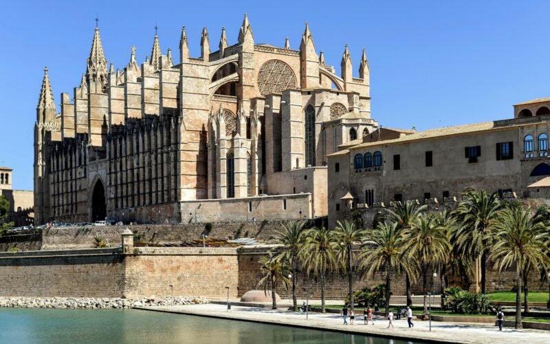 Großes Gebäude neben Wasser auf Mallorca, fotografiert von Wolfgang Weiser