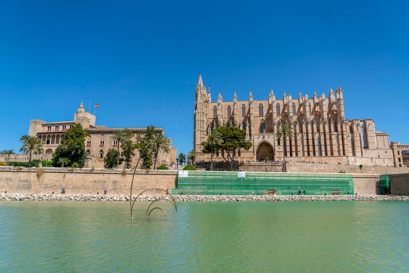 Großes Gebäude am Wasser auf Mallorca, fotografiert von Marian Florinel Condruz