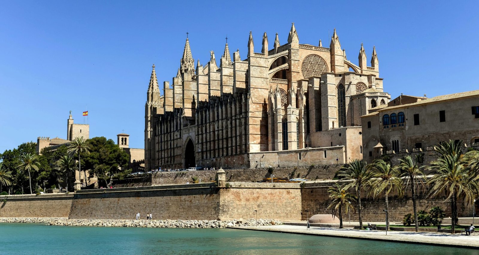 Großes Gebäude sitzend neben einem Wasserlauf auf Mallorca, aufgenommen von Wolfgang Weiser